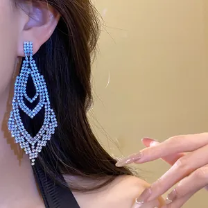 Detailaufnahme der funkelnden Strass-Kronleuchter-Ohrringe an einem Modell im Detail