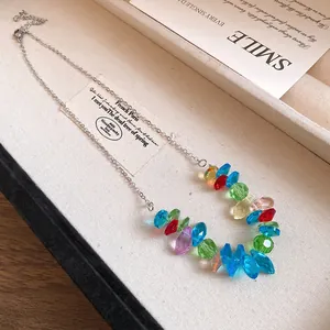 Macro dettaglio di perle di cristallo colorate su una catena di collana in acciaio inossidabile