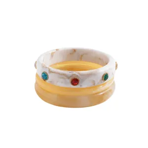 Elegante set di 3 bracciali rigidi in resina marmorizzata con cristalli colorati da donna.