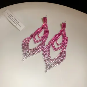 Nahaufnahme luxuriöser Strass-Ohrhänger in Tropfenform mit pinkem Farbverlauf für Damen