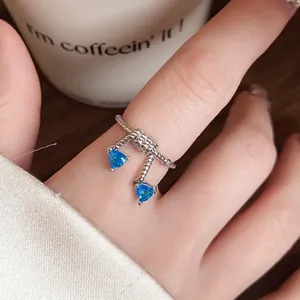 Bague argent ajustable avec deux pendentifs zircon bleu triangle et design torsadé