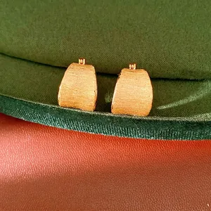 Minimalistische 18 karaat vergulde oorringen met geborstelde textuur voor dames.