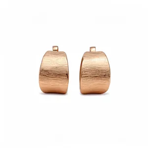 Minimalistische 18k roségoud vergulde oorringen met een elegante geborstelde textuur