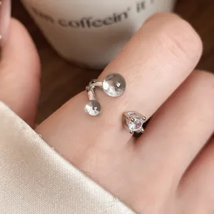 Vue macro détaillée d'une bague ouverte en argent avec une pierre de zircone cubique