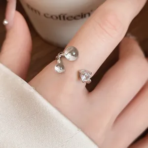 Vue détaillée d'une bague ouverte minimaliste en argent avec une pierre de zircon brillante