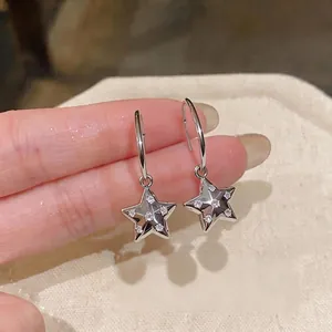 Orecchini a cerchio a stella in argento con zirconi scintillanti da donna