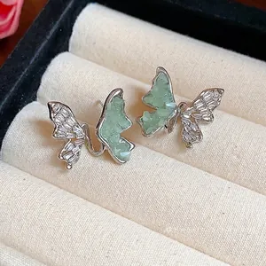 Boucles d'oreilles papillon élégantes avec zircon étincelant et détails en verre vert
