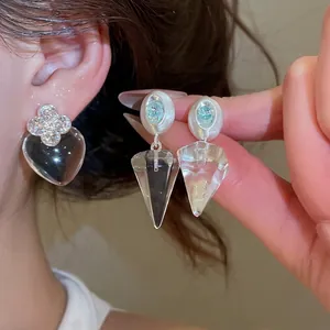Boucles d'oreilles pendantes cœur et cône transparentes avec clou floral