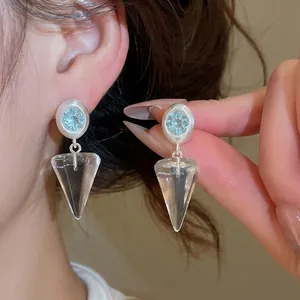 Boucles d'oreilles pendantes coniques transparentes avec détail de pierre bleue