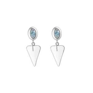 Boucles d'oreilles argentées style coréen avec pierre bleu clair et cône transparent.