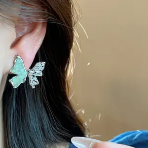 Gros plan détaillé d'une boucle d'oreille papillon en argent avec pierre et zircon
