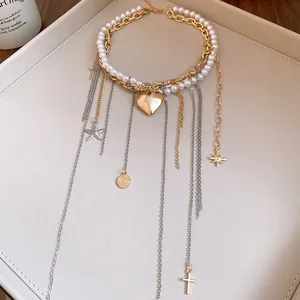 Detaillierte Makroansicht einer Vintage-Perlenkette mit einem goldenen Herzanhänger