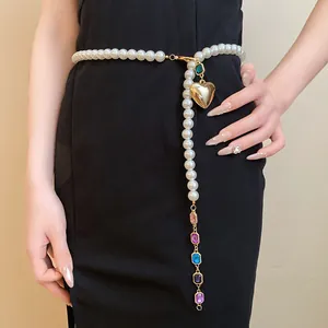 Detailansicht einer luxuriösen Perlen-Taillenkette mit Herz und bunten Anhängern