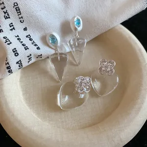 Boucles d'oreilles transparentes en forme de cœur et de cône avec détails de trèfle