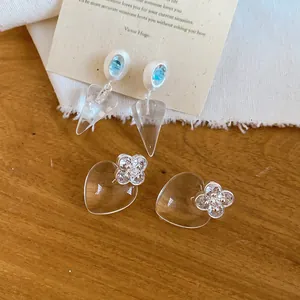 Vue détaillée des boucles d'oreilles coréennes en forme de cœur et cône transparent