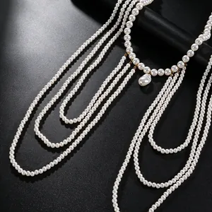 Elegante cadena corporal de perlas barrocas de varias capas para bikini de vacaciones.