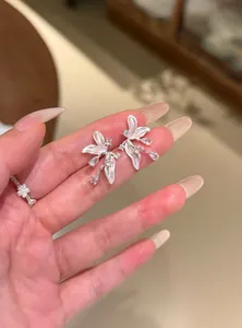 Boucles d'oreilles fleurs élégantes avec pierres de zircon et design détaillé en blanc