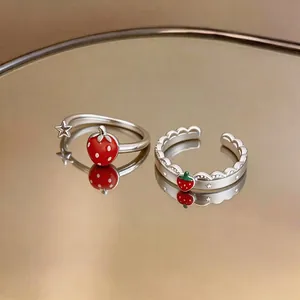 Anelli aperti in argento con fragola in smalto rosso e ciondoli a stella donna