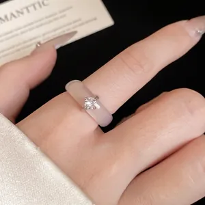 Anillo Minimalista Redondo de Circonia y Calcedonia para Mujer Anillo de Dedo de Cobre Incrustado de Lujo Joyería de Moda