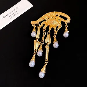 Spilla vintage Occhio del Male color oro con spettacolari nappine di perle pendenti