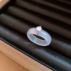 Elegante anillo de calcedonia azul con una brillante piedra de circón brillante
