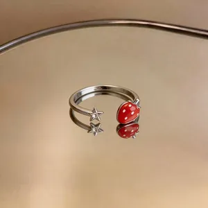 Anello aperto con fragola rossa smaltata e stella per donna in finitura argento lucido