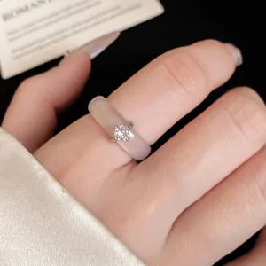 Elegante anillo de banda de calcedonia minimalista con un solitario de circón para mujer