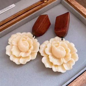 Elegante minimalistische Holz- und Harzblumen-Ohrhänger in einer hölzernen Geschenkbox