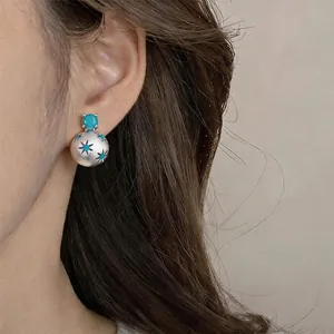 Eleganti orecchini a bottone sferici in argento spazzolato con stelle turchesi