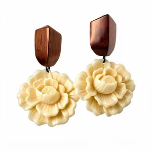 Elegante Vintage-Ohrringe aus Holz und cremefarbenem Harz mit Silbernadel-Steckern