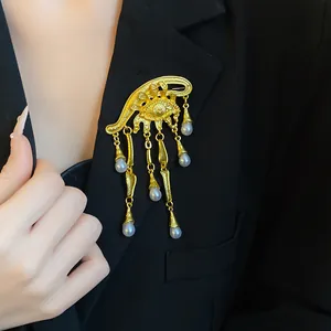 Primo piano dettagliato di una spilla vintage occhio del diavolo con nappe di perle eleganti