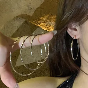 Grandi orecchini a cerchio in metallo argento minimalisti stile chic francese donna