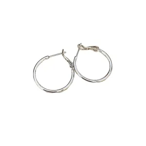 Eleganti orecchini a cerchio in argento con finitura lucida minimalista su sfondo bianco.