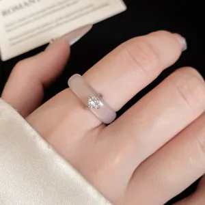 Primer plano de un elegante anillo de calcedonia lavanda con circón en el dedo