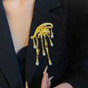 Primo piano di una spilla vintage a forma di occhio del male con eleganti nappe di perle