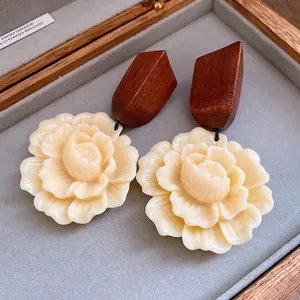 Detailansicht eleganter Holz-Harz-Blumen-Ohrhänger in einer Schmuckschatulle zur Schau