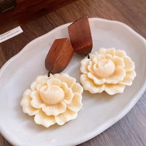 Detailansicht von Vintage-Blumenohrringen aus Harz mit geometrischen Holzanhängern