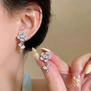 Eleganti orecchini a clip a fiore in zircone placcati oro 14 carati per lobi non forati