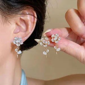 Dettaglio di orecchini a clip a rosa placcati oro 14k con zirconi scintillanti