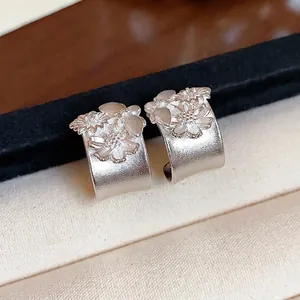 Elegantes pendientes en forma de C de plata mate con delicados diseños florales