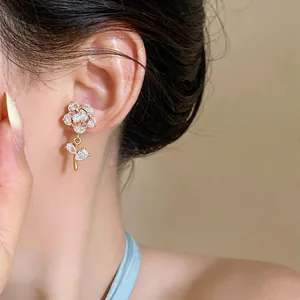 Vista dettagliata di elegante clip per orecchio a fiore in zircone placcato oro 14 carati
