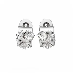 Pendientes de aro en C plateados con diseño de flores mate y detalles de circón