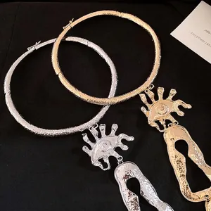 Colliers ras du cou en métal texturé or et argent avec pendentifs géométriques variés.