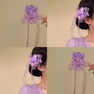 Fermaglio per capelli a fiore viola con eleganti nastri di pizzo, dettaglio e modella