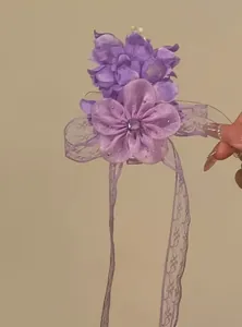 Elegante fermaglio per capelli a fiore viola con nastri di pizzo per donna.