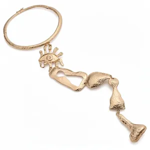 Collier ras du cou doré aux formes géométriques irrégulières et motif œil texturé
