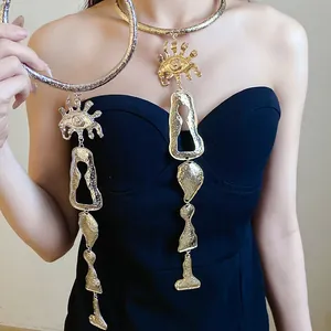 Gros plan du collier choker en métal martelé avec pendentif œil surréaliste.