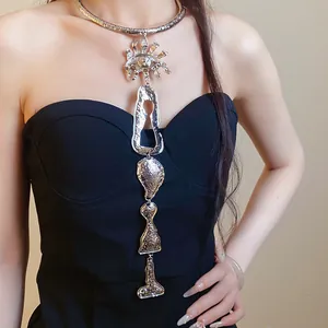 Collier plastron argenté géométrique irrégulier avec pampilles et pendentif œil