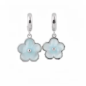 Eleganti orecchini a cerchio a C in argento con fiori in resina azzurra e perle centrali