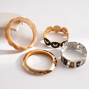 Set aus verschiedenen Vintage-Armreifen mit goldenem Schmetterling und Harz-Design